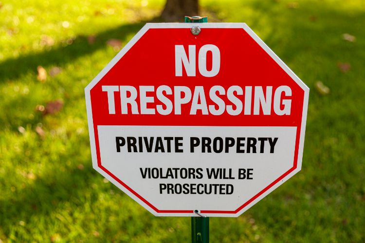 no trespassing private property violators will be prosecuted sign board